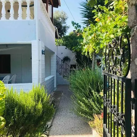 Tatil Evi Ildır’da Denize 150 mt. Uzaklıkta Daire. Çeşme